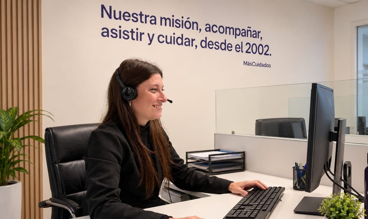 Asesora de Más Cuidados atendiendo en la oficina