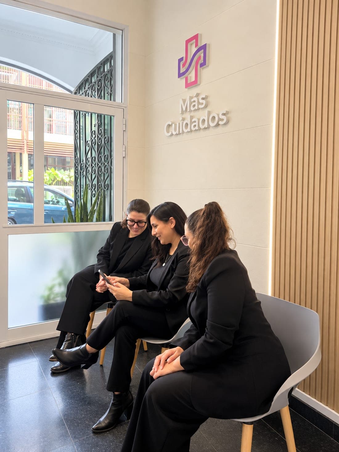 Equipo de Más Cuidados en la recepción de la oficina