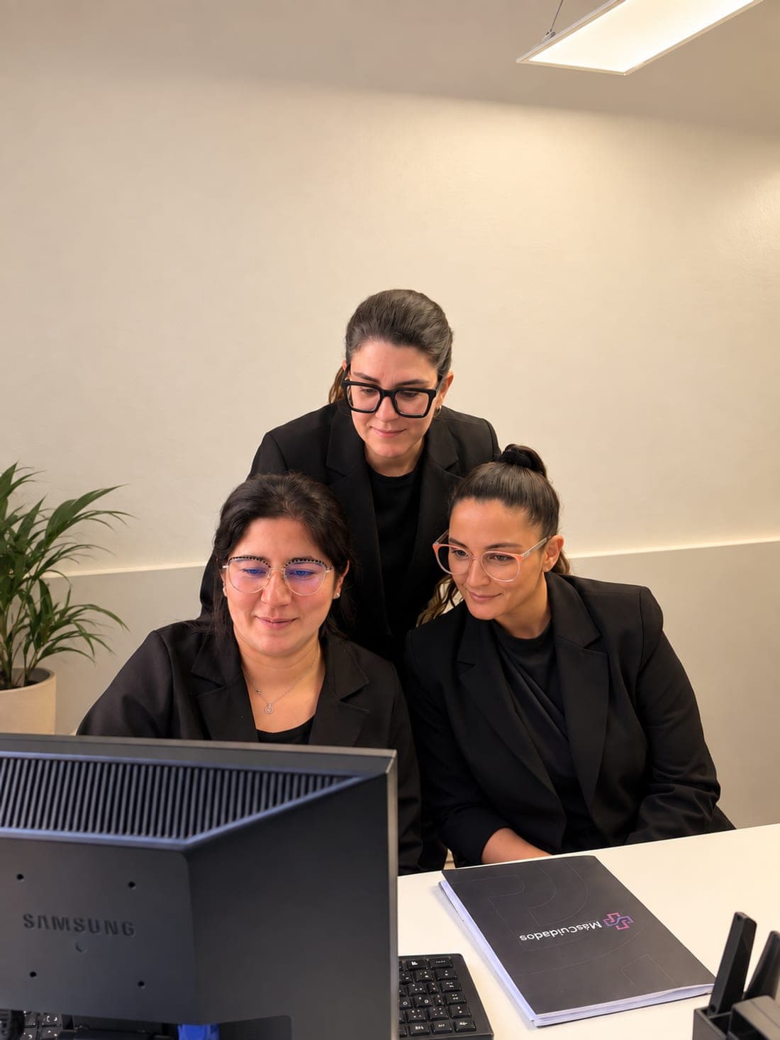 Coordinadoras de Más Cuidados trabajando juntas en un escritorio